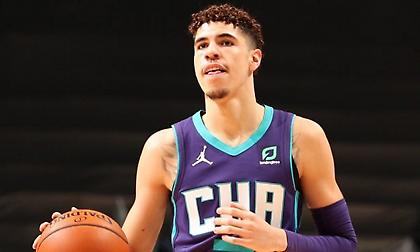 ΛαΜέλο Μπολ: Στα… χνάρια των Κάρι & Κιντ ο εντυπωσιακός rookie των Χόρνετς (video)