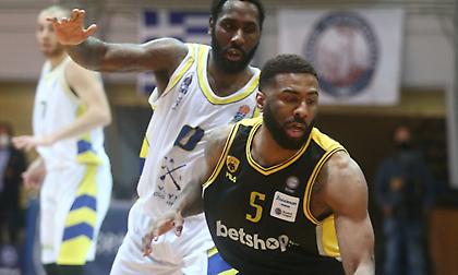 Το τρομερό αλλά εκπρόθεσμο τρίποντο του Λάνγκφορντ από το κέντρο (video)