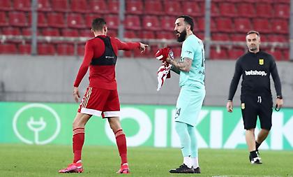 Ολυμπιακός-Άρης: Ο Χολέμπας έδωσε τη φανέλα του στον Μήτρογλου (vid)