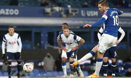 Απίθανη πρόκριση για Έβερτον, 5-4 την Τότεναμ