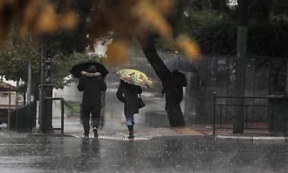 «Αγριεύει» ο καιρός το Σαββατοκύριακο: Πτώση θερμοκρασίας, χιόνια και σε χαμηλά υψόμετρα
