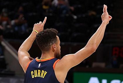 Ο Κάρι έβαλε δέκα κανονικά τρίποντα και ένα με… λέι απ (video)