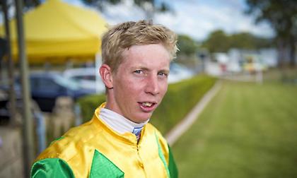 Αυστραλός τζόκεϊ τιμωρήθηκε επειδή κλότσησε το άλογό του