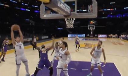 Το «θέατρο» του Λεμπρόν εξόργισε τους σπίκερ (video)