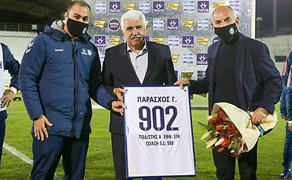 Βραβεύτηκε ο Παράσχος για τα 902 παιχνίδια του στην Α' Εθνική