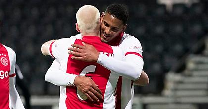 Ξετύλιξε το δώρο και συνεχίζει μόνος πρώτος ο Άγιαξ