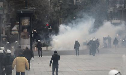 Ένταση και χημικά στο Σύνταγμα σε συγκέντρωση αρνητών του κορωνοϊού