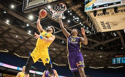 Έπιασε… πελάτισσα τη Χολόν η Μακάμπι