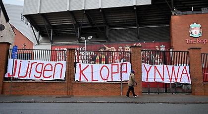 Λίβερπουλ: Κρέμασαν πανό στήριξης στον Κλοπ έξω από το Άνφιλντ