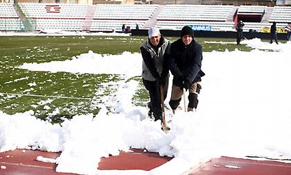 ΑΕΛ-ΑΕΚ: Καθαρίζει από το χιόνι το «Αλκαζάρ» (pics)