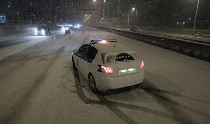 Απεγκλωβισμοί οδηγών σε Αττική και Χαλκίδα λόγω της σφοδρής χιονόπτωσης