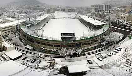 Στα «λευκά» ντύθηκε και η Λεωφόρος (pics)