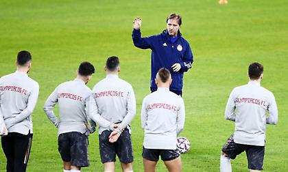 Νικολακόπουλος: «Ο Μαρτίνς ανέλυσε τα κενά της Αϊντχόφεν στους παίκτες του Ολυμπιακού»