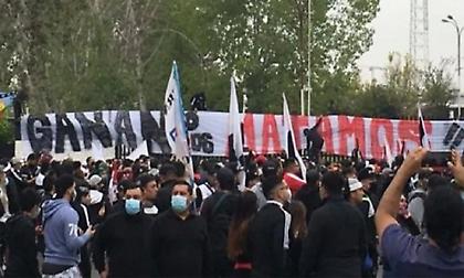 «Κερδίζετε ή πεθαίνετε»: Οπαδοί της Κόλο Κόλο απειλούν τους παίκτες να μην υποβιβαστούν απόψε! (vid)