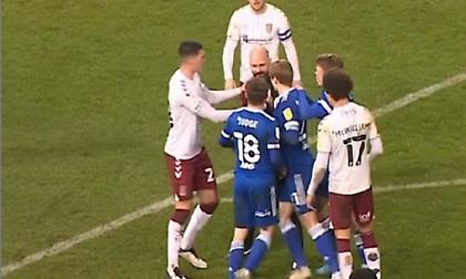 Διαιτητής έκανε τσαμπουκά σε παίκτη της Ίπσουιτς! (vid)