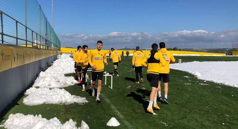 Μπήκε ο Σβάρνας, εκτός ο Μπακάκης στην ΑΕΚ