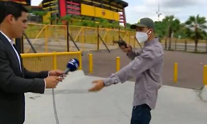 Οπλισμένος άντρας λήστεψε τηλεοπτικό συνεργείο σε ζωντανή σύνδεση (video)