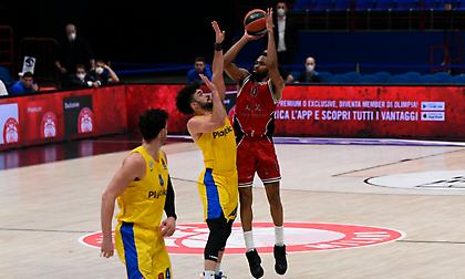 Φιέστα… τετράδας για την Αρμάνι!