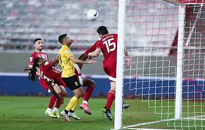 Νέος πονοκέφαλος στον Ολυμπιακό: Τραυματίστηκε ο Παπασταθόπουλος και αποχώρησε