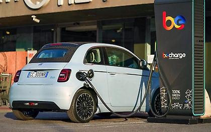 To ηλεκτρικό Fiat 500 θα «πληρώνεται» για να σταθμεύει