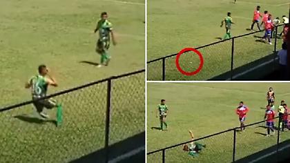 Παίκτης στη Γουατεμάλα τραυμάτισε μόνος του τον εαυτό του με μπουκάλι που πέταξαν οι οπαδοί (video)