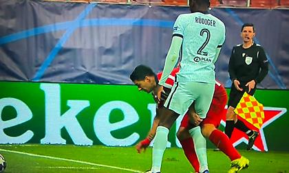 Από τα δαγκώματα στις… τσιμπιές: Ο Σουάρες έκανε έξαλλο τον Ρούντιγκερ! (video)