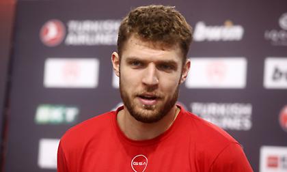 Βεζένκοφ: «Είμαστε σε δύσκολη θέση – Νίκη για να αλλάξει το τσιπάκι»