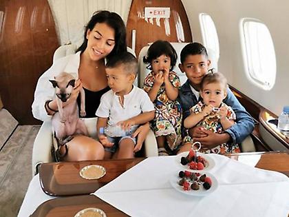 Με ιδιωτικό τζετ στην Ισπανία η τραυματισμένη γάτα του Κριστιάνο!