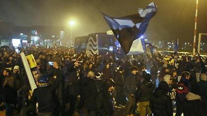 Έκαναν... χαμό έξω από το γήπεδο οι οπαδοί της Αταλάντα (vids)