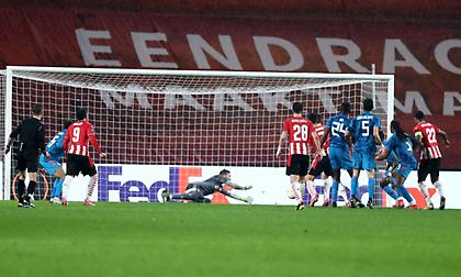 Αϊντχόφεν-Ολυμπιακός: Η κεφαλιά του Ζαχάβι και το λάθος του Σα για το 1-0 (video)