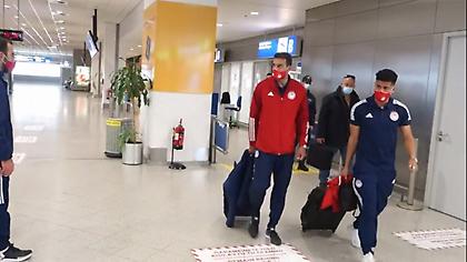 «Πάτησε» Ελλάδα ο Ολυμπιακός: Παίκτες και Μαρτίνς έμαθαν την κλήρωση με Άρσεναλ στο αεροπλάνο (vid)