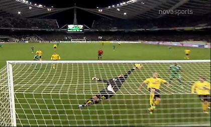 Παναθηναϊκός-ΑΕΚ: Όταν ο Αραμπατζής... πέταξε και στέρησε το γκολ στον Σαλπιγγίδη (video)