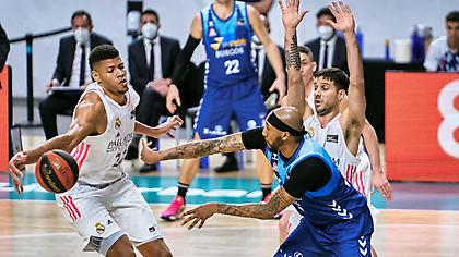 «Σκέπασε» με Ταβάρες την Μπούργος και συνεχίζει… τρένο η Ρεάλ