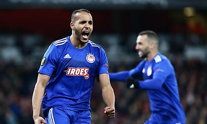 Επικό βίντεο: Οπαδός της Άρσεναλ βλέπει εφιάλτες με Ελ Αραμπί και Ολυμπιακό!