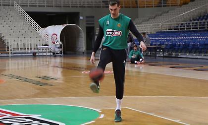 Πανηγύριζε στις άδειες εξέδρες του ΟΑΚΑ ο Χεζόνια! (pic & video)