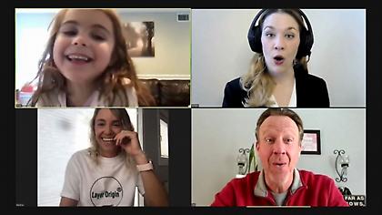 Κοριτσάκι εισέβαλε σε τηλεδιάσκεψη και… «κάρφωσε» τον πατέρα της