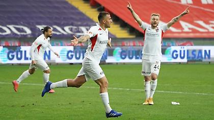 Πήγε να «κρεμάσει» την Γκαζιαντέπ του Σα Πίντο ο Μιραλάς - Σπουδαία ανατροπή με 10 παίκτες!