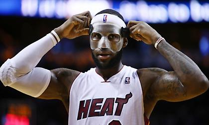 Σαν σήμερα ο «μασκοφόρος» Λεμπρόν έκανε ρεκόρ καριέρας με 61 πόντους! (video)