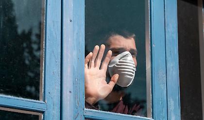 Ένας χρόνος κορωνοϊού: Πώς η πανδημία άλλαξε τα πάντα στην ψυχολογία μας - Συν, πλην και «εφόδια»