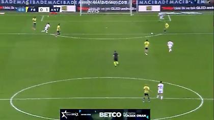 Ο Εζίλ έχασε απίθανη ευκαιρία από... ασίστ του αντίπαλου τερματοφύλακα (video)