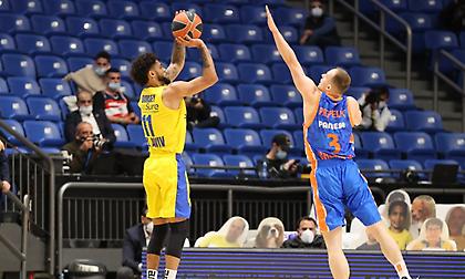 Στο «κόλπο» για οκτάδα η Μακάμπι ψαλιδίζοντας τις ελπίδες της Βαλένθια