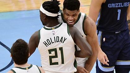 Νικητές οι Μπακς του Γιάννη με λυτρωτή τον Χόλιντεϊ