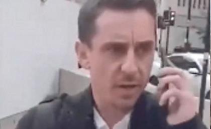 «Μιλάω στο τηλέφωνο, ρε φίλε»: Ο Γκάρι Νέβιλ... γείωσε θαυμαστή του (video)