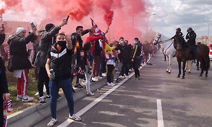 Εκατοντάδες οπαδοί της Ατλέτικο υποδέχτηκαν την αποστολή με καπνογόνα (video)