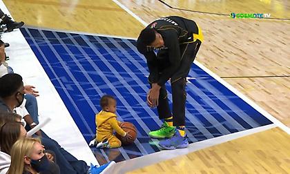 Παίζει μπάσκετ με τον γιο του ο Γιάννης στο παρκέ (video)