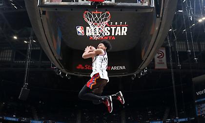 Με φανέλα T-Mac και… φιλάκι, νικητής στα καρφώματα ο Σάιμονς! (vids)