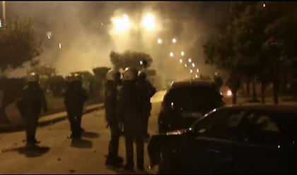 Επεισόδια στην Νέα Σμύρνη: Διαδηλωτές πολιορκούν το αστυνομικό τμήμα - Μολότοφ και φωτοβολίδες