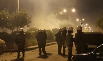 Πεδίο μάχης η Νέα Σμύρνη με μολότοφ και χημικά - Τραυματίας αστυνομικός στο έδαφος