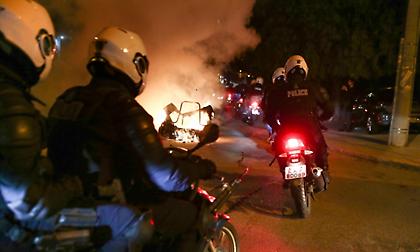 Επεισόδια στη Νέα Σμύρνη: Η στιγμή της επίθεσης στον αστυνομικό (video)