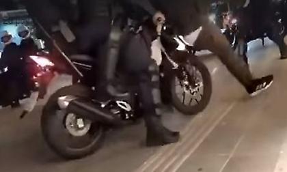 «Πιασ' τον»: Αστυνομικοί πέφτουν με το μηχανάκι πάνω σε πολίτη στη Νέα Σμύρνη (video)